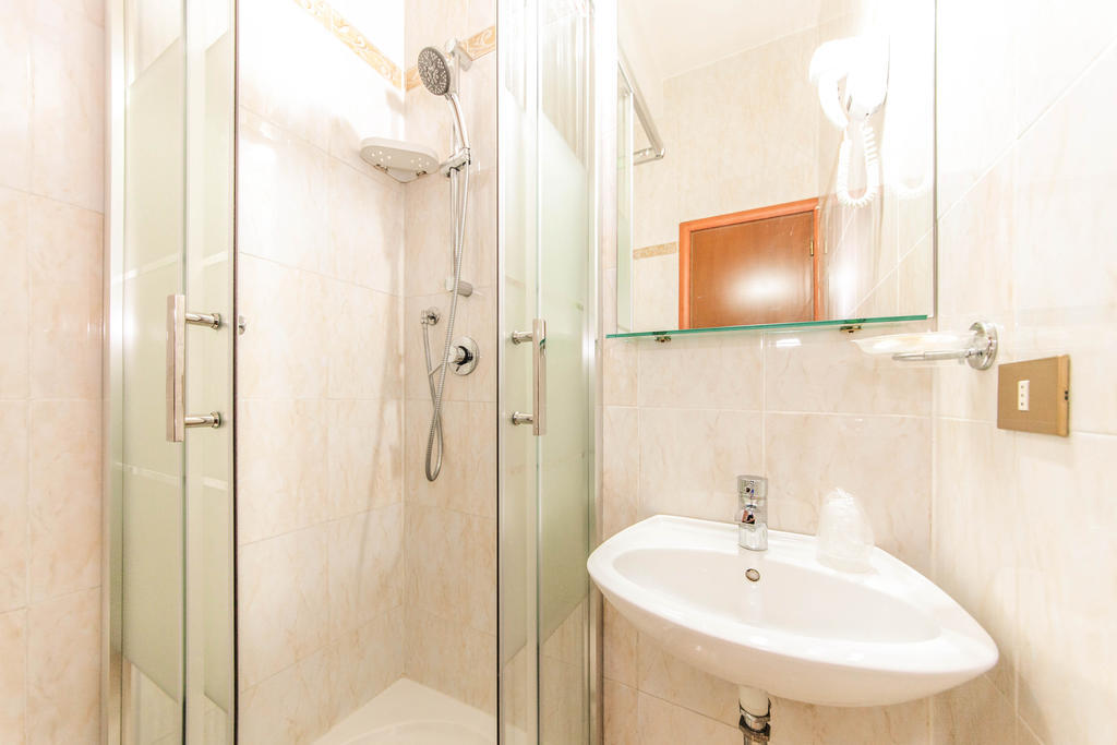 Downtown Accommodation Рим Екстер'єр фото